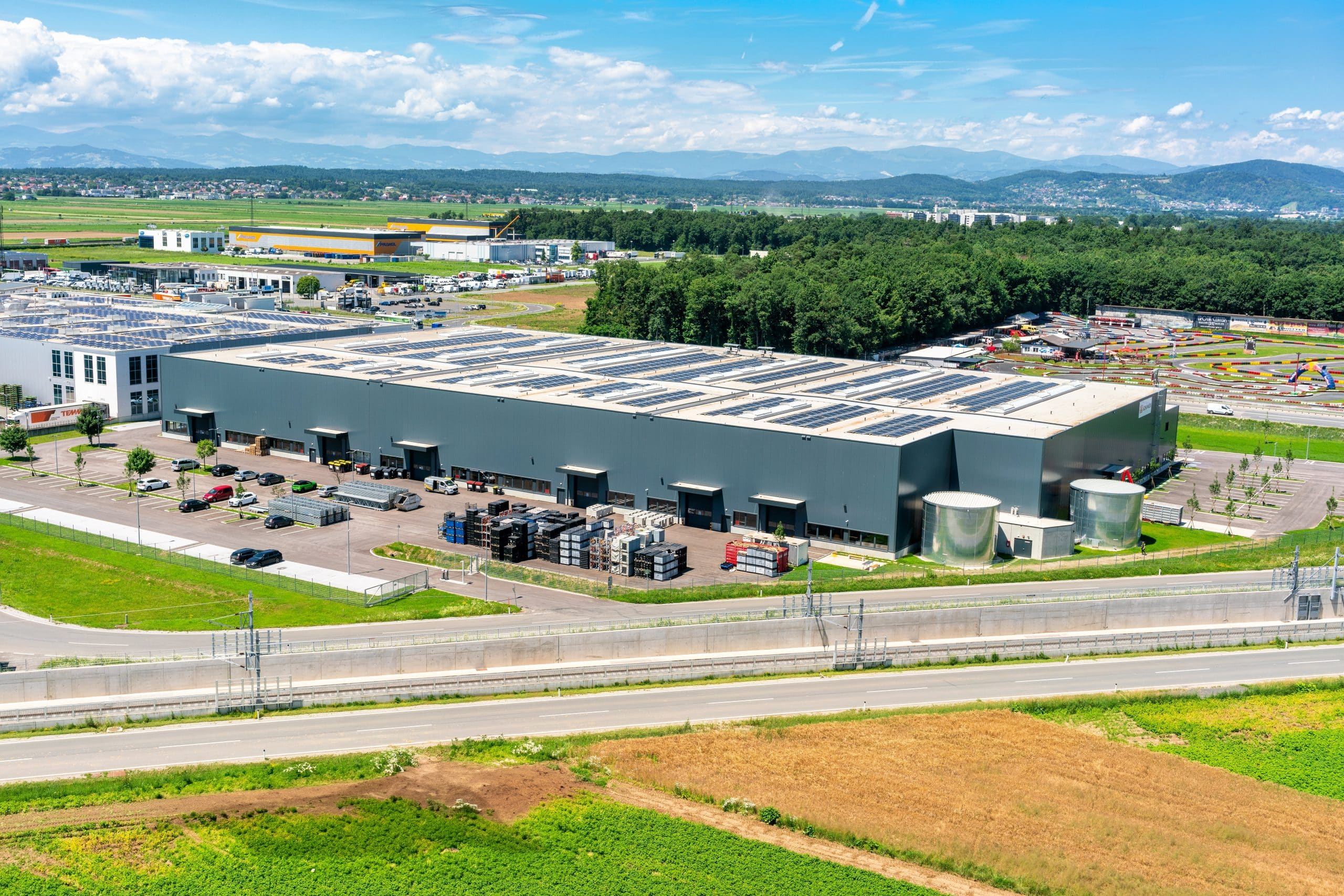 industria con aerotermia y paneles solares