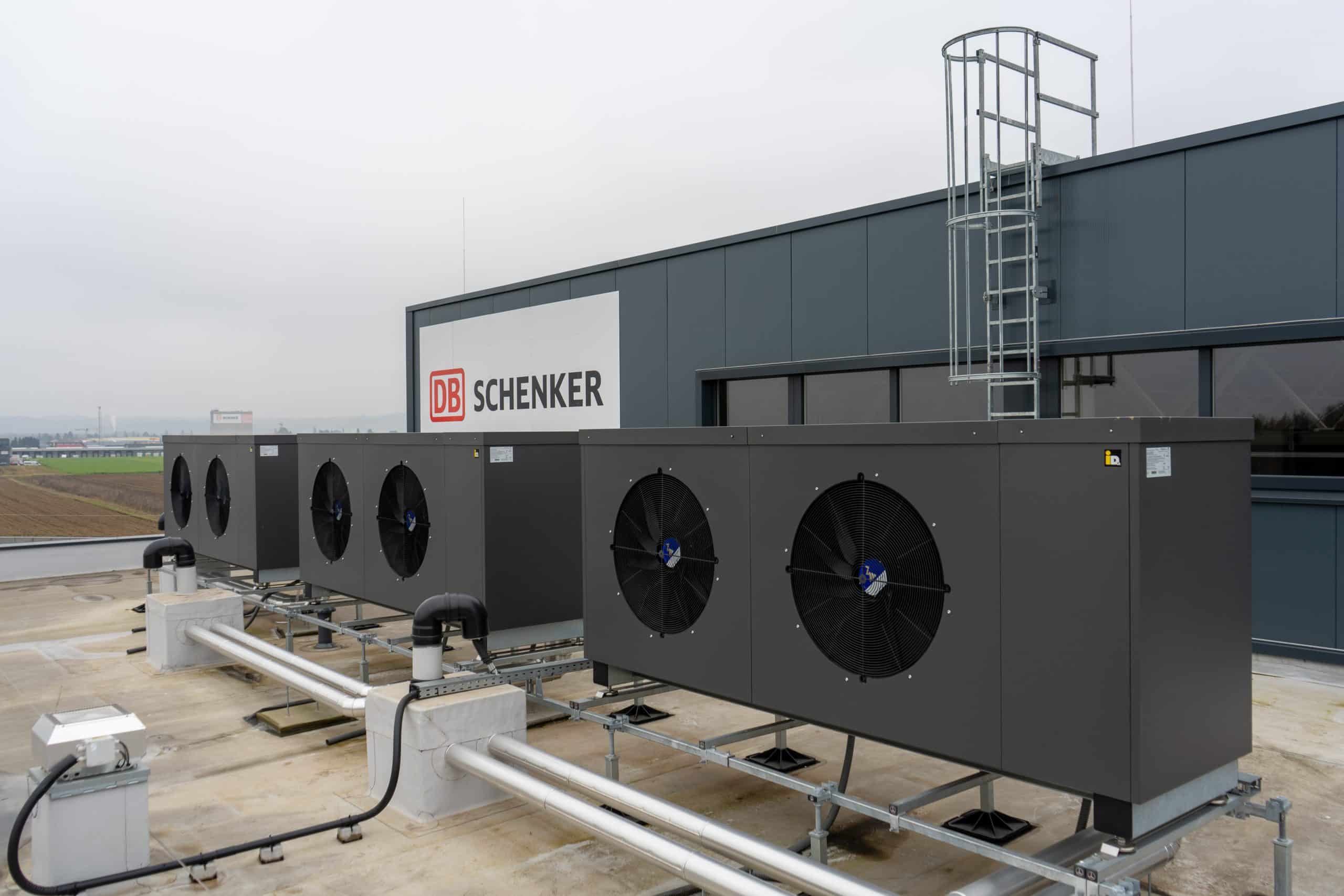 Unidades exteriores de un sistema de aerotermia industiral