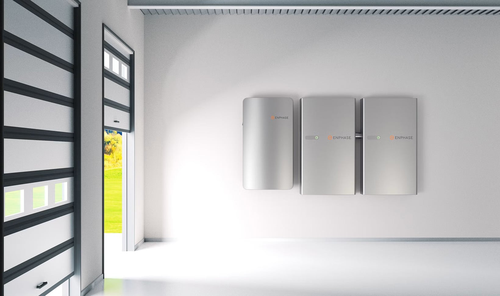Baterías de litio Enphase instaladas en la pared de un garaje
